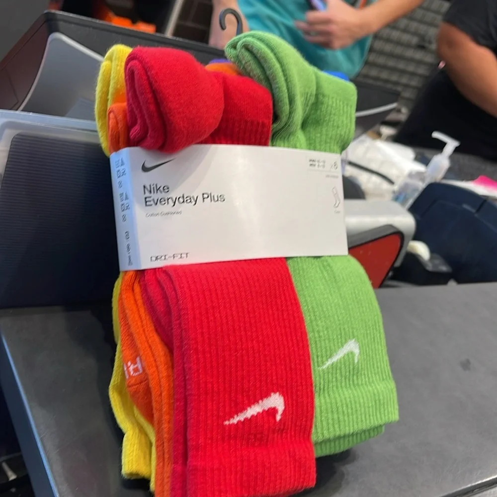 Nike Everyday Plus Cushioned
Training Crew Socks (6 Pairs) - Picture 4 of 16